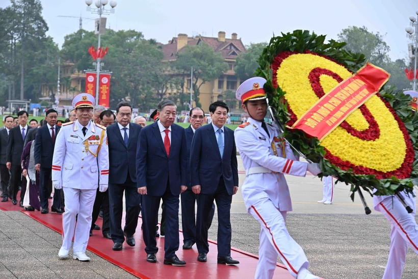 Party, State leaders pay tribute at President Ho Chi Minh’s Mausoleum on 50th anniversary of national reunification