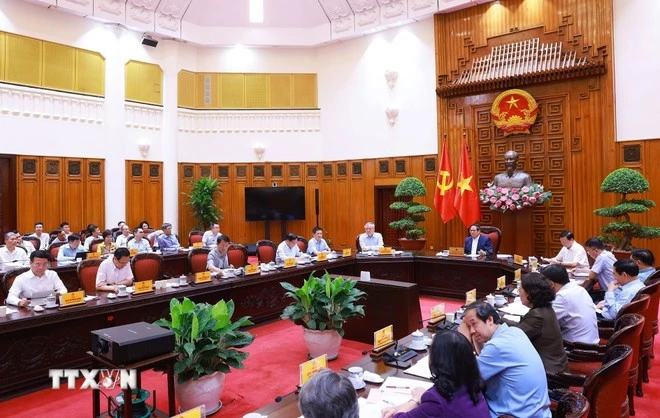 PM urges building strong decrees on decentralisation, delegation of power to local administrations