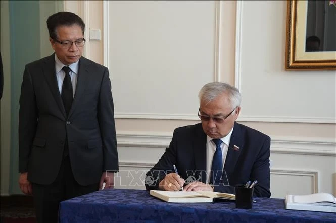 Int'l friends pay final respects to former President Tran Duc Luong