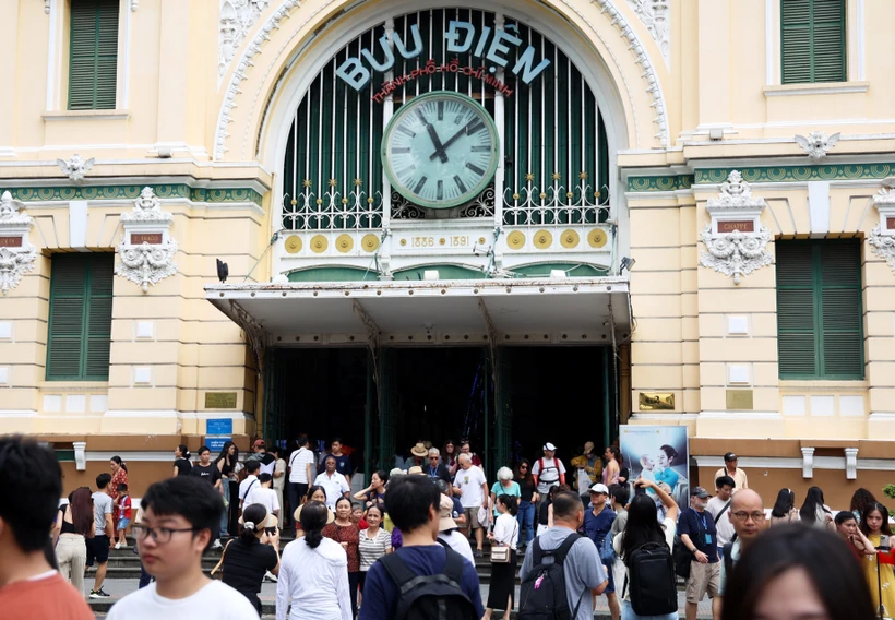Number of tourists soars during national reunification holidays