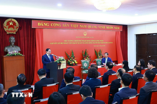 PM meets with Vietnamese community in Malaysia
