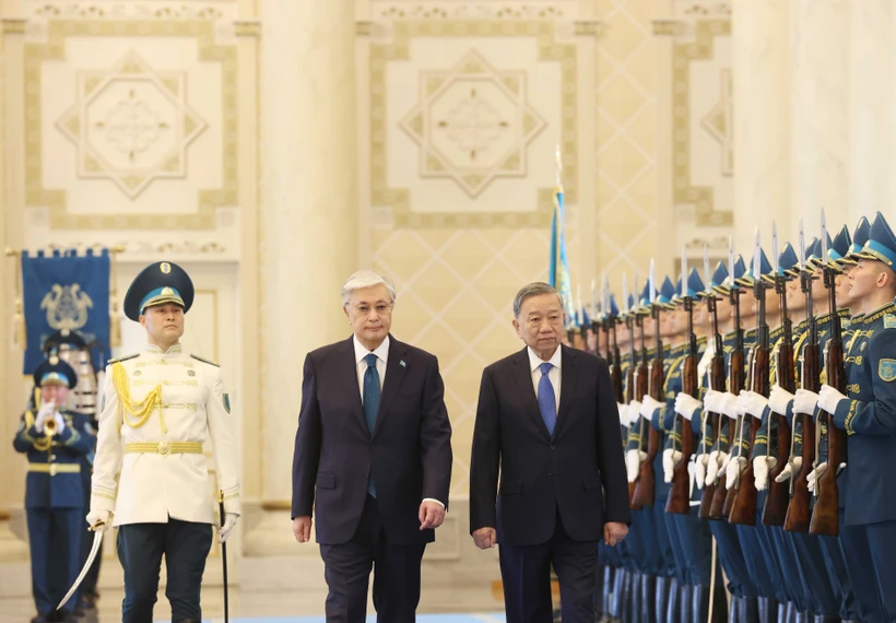 Official welcome ceremony held in Astana for Vietnamese Party leader