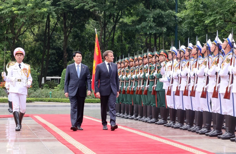 Welcome ceremony held for French President in Hanoi