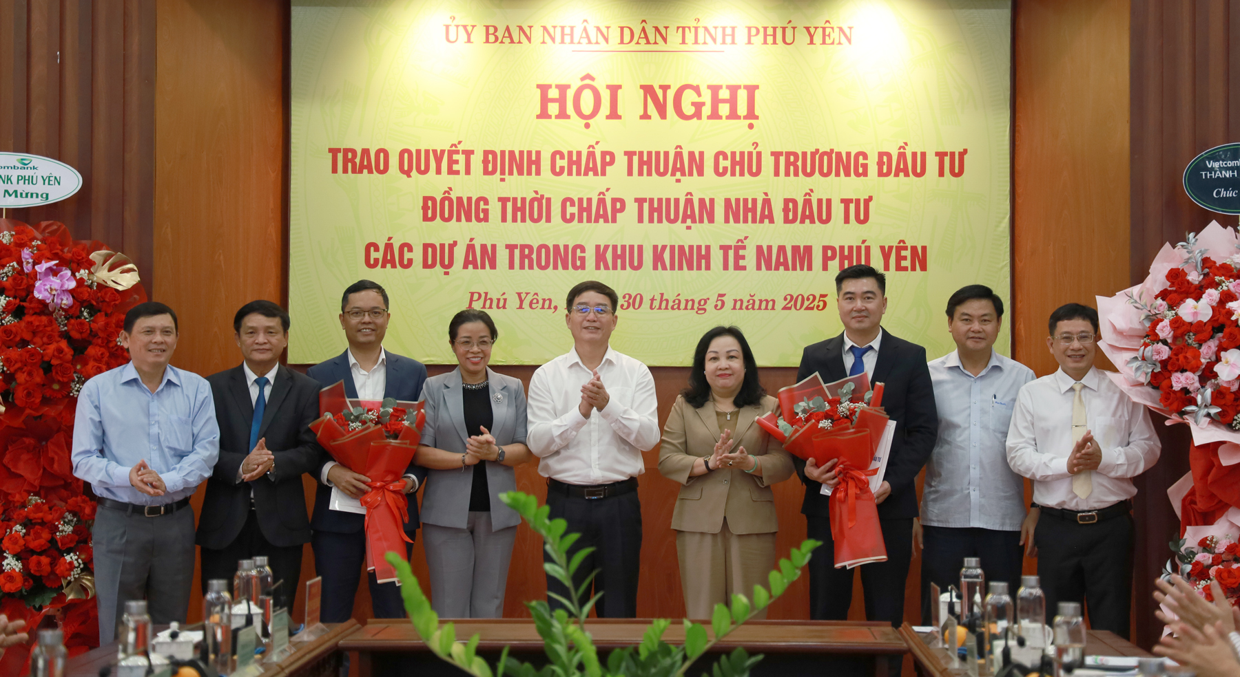 Handing over the decision approving the investment policy and investors for projects in South Phu Yen Economic Zone