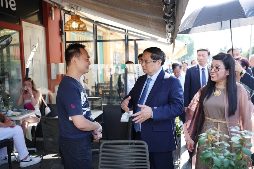 PM Pham Minh Chinh visits family of Vietnamese national in France
