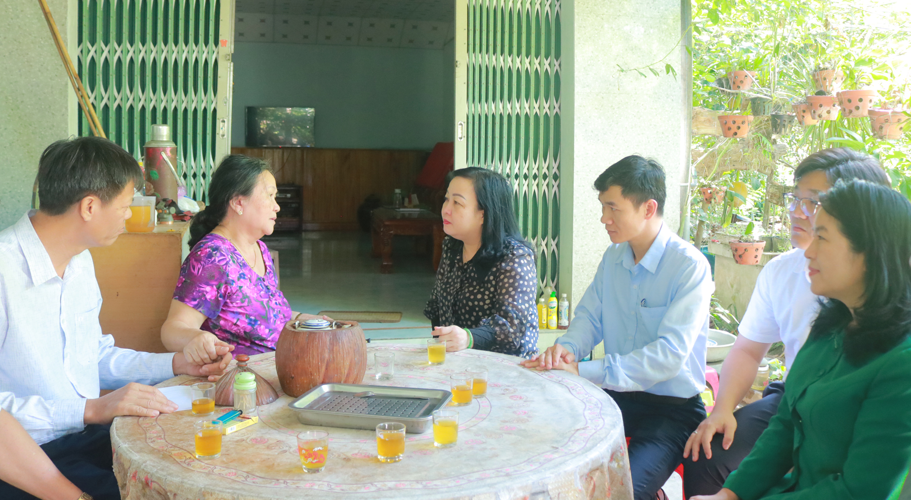 Secretary of the Provincial Party Committee Cao Thi Hoa An visiting and presenting gifts to outstanding wounded and sick soldiers.