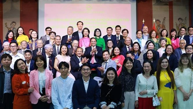 PM meets with Vietnamese community in France
